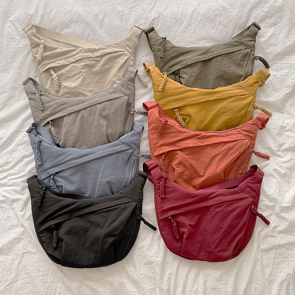 여성 유럽여행 크로스백 해외 크루아상백 가방 반달 나일론 일본