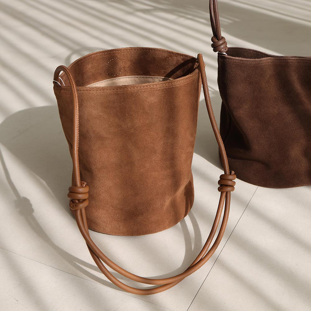 이마백 소가죽 스웨이드 원통 버킷백 3c 데일리 세무 가을 겨울 마실가방 가벼운 크로스백