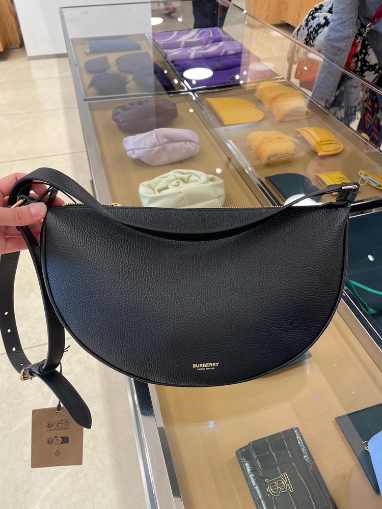[영국아울렛] 버버리 로고 소프트 그레이니 레더 하프문 슬링 크로스백 BLACK 80840381