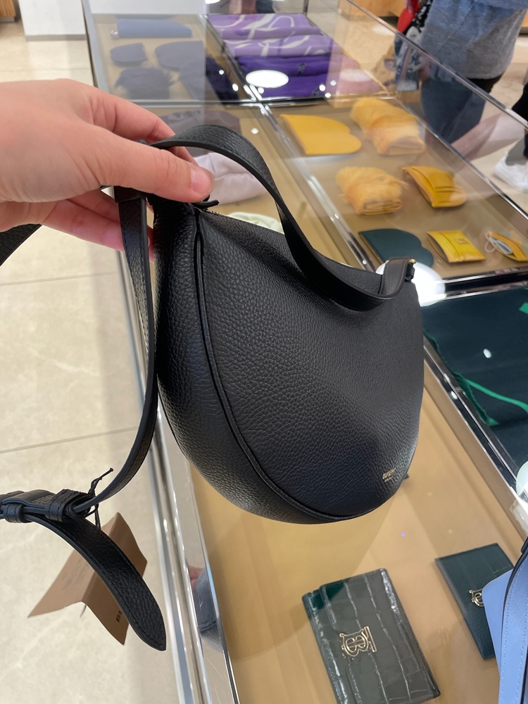 [영국아울렛] 버버리 로고 소프트 그레이니 레더 하프문 슬링 크로스백 BLACK 80840381