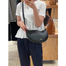 [영국아울렛] 버버리 로고 소프트 그레이니 레더 하프문 슬링 크로스백 BLACK 80840381