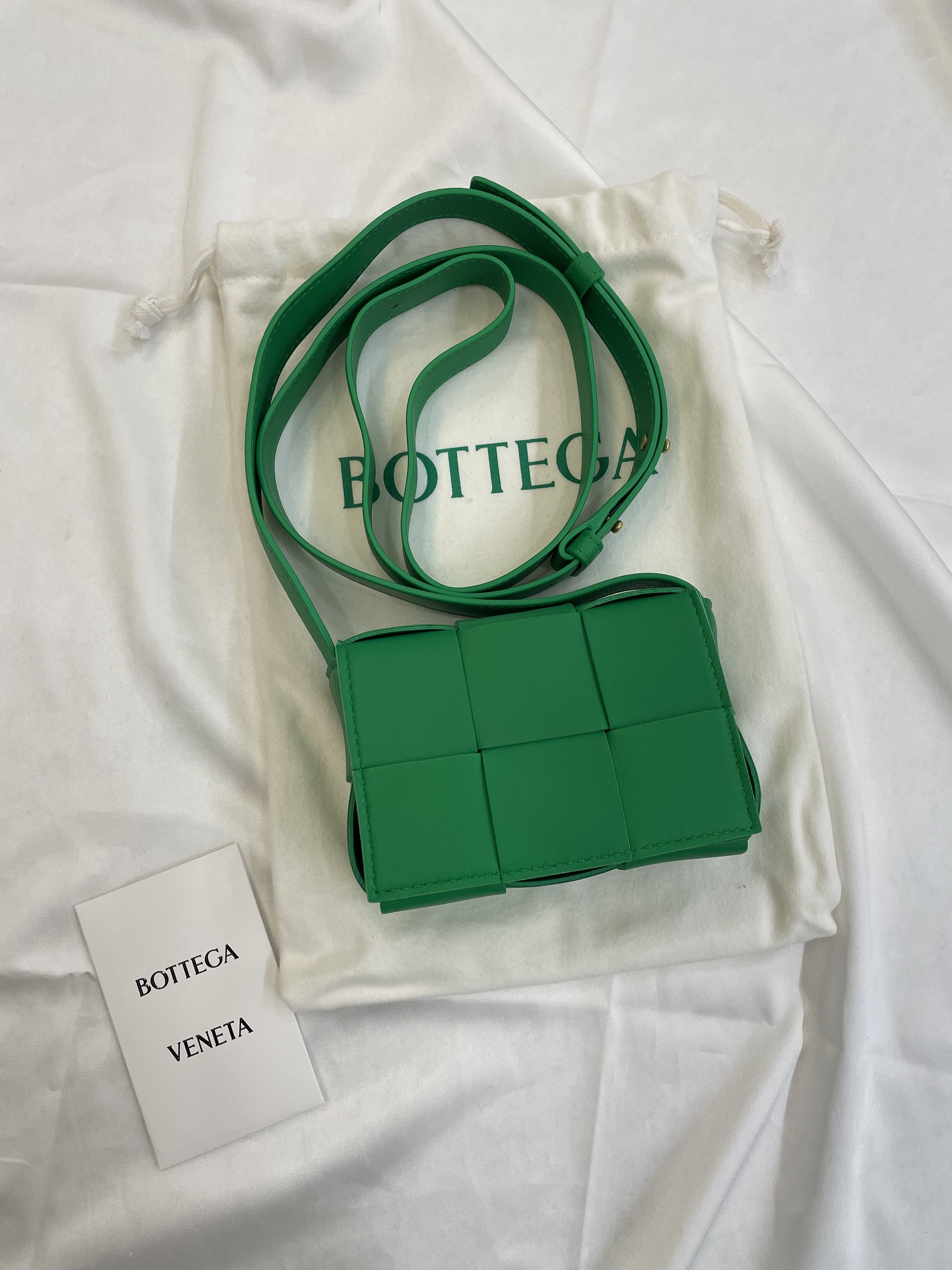 보테가베네타 미니 카세트백 캔디 크로스백 블랙 패러킷 포리지 666688